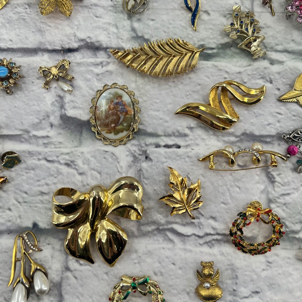 30 Assorted Vintage Pins Brooches Lot Gold Tone Rhinestone Pearl Enamel Floral - Picture 6 of 9